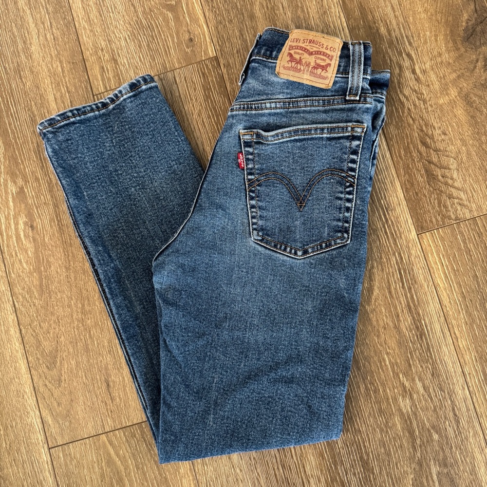 Levi's Women’s Wedgie Straight Leg Denim Jean, Medium Wash, Size 26